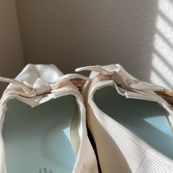 TOMS beautiful ivory bow slip on loafer - Picture 9 of 9